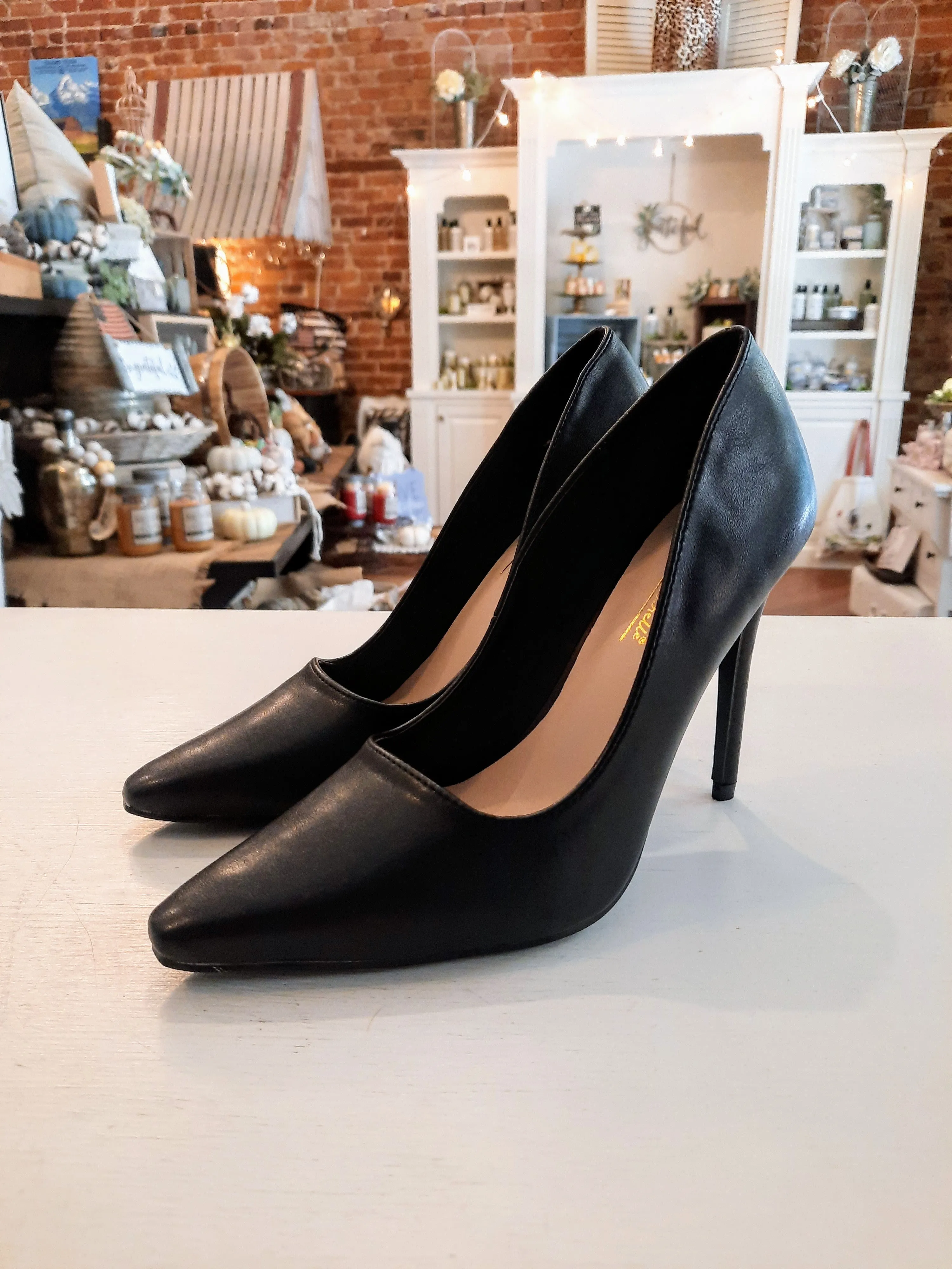 First Lady Classic High Heels in Black